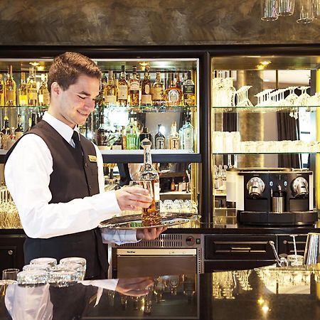 Victor'S Residenz-Hotel Schloss Berg Nennig Luaran gambar A bartender at work