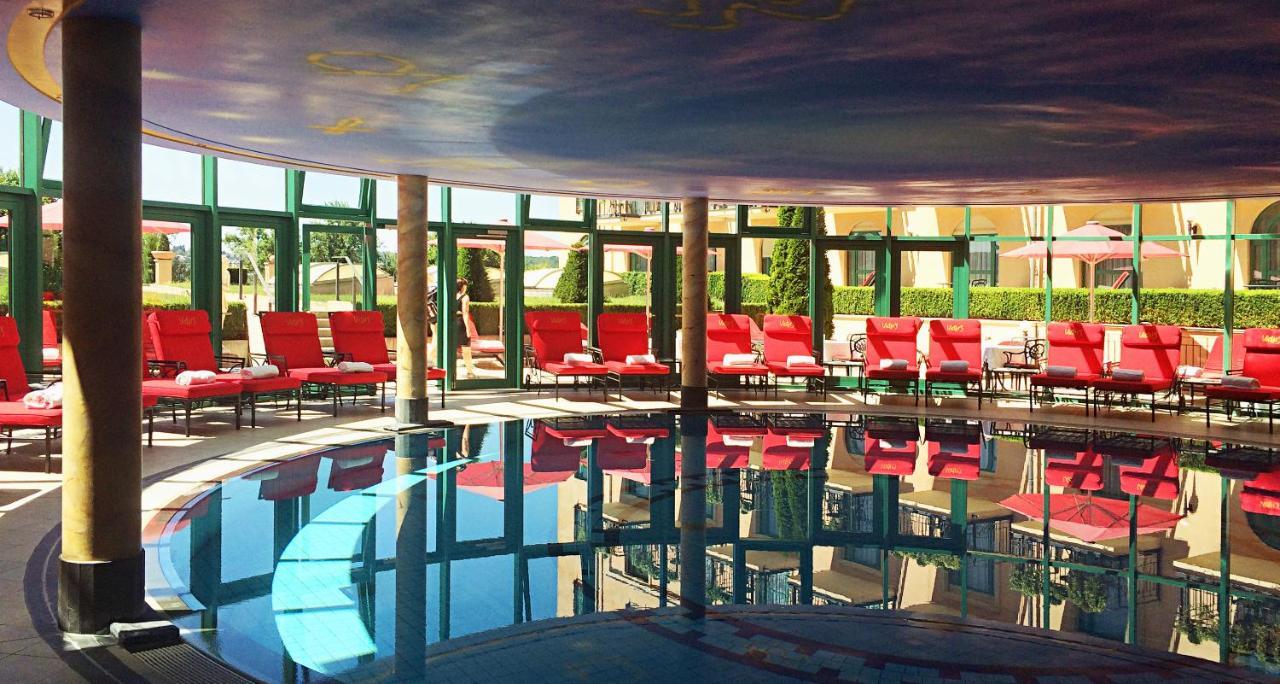 Victor'S Residenz-Hotel Schloss Berg Nennig Luaran gambar The pool at the MGM Grand