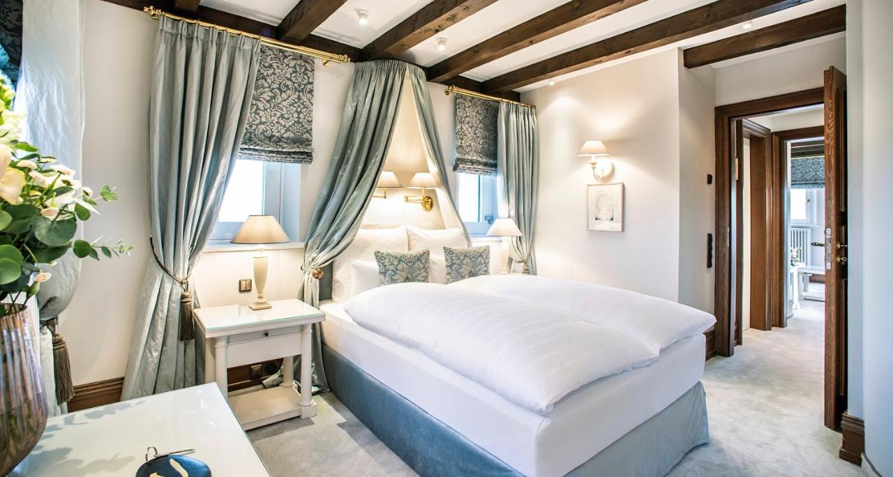 Victor'S Residenz-Hotel Schloss Berg Nennig Luaran gambar A bedroom at the hotel