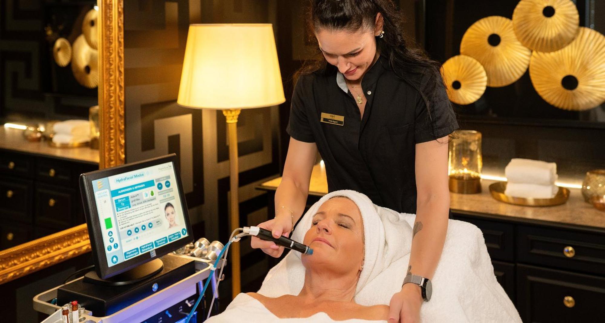 Victor'S Residenz-Hotel Schloss Berg Nennig Luaran gambar A woman receiving a facial treatment