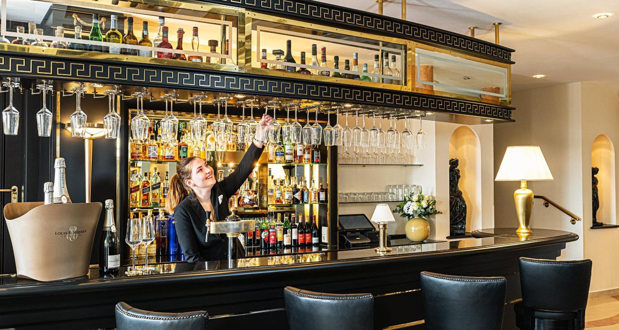 Victor'S Residenz-Hotel Schloss Berg Nennig Luaran gambar The bar at the hotel