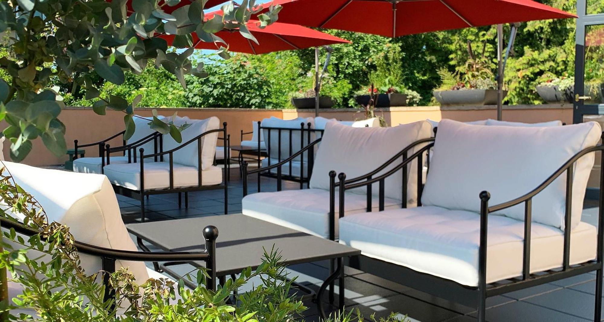 Victor'S Residenz-Hotel Schloss Berg Nennig Luaran gambar The patio at the Hotel Valley Ho