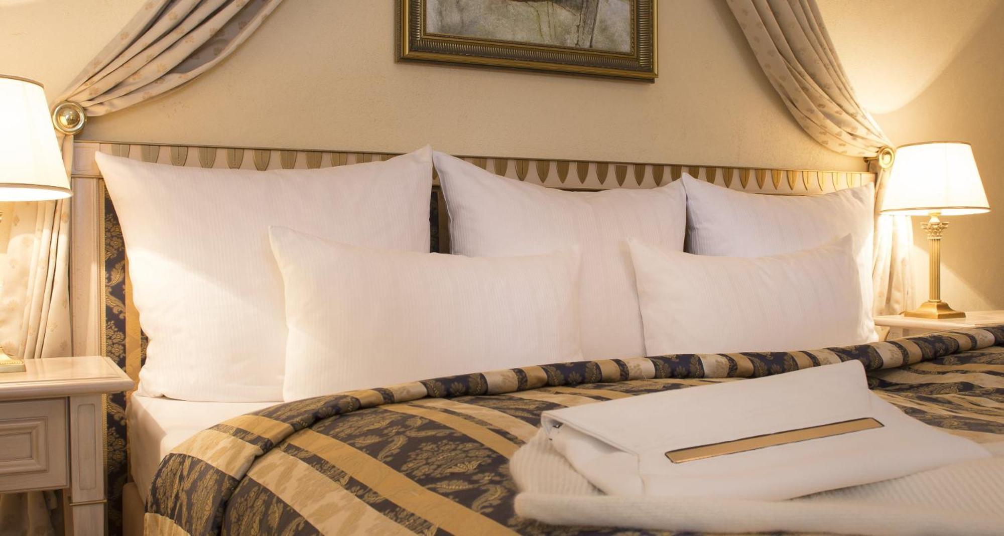 Victor'S Residenz-Hotel Schloss Berg Nennig Bilik gambar Pillows on a bed