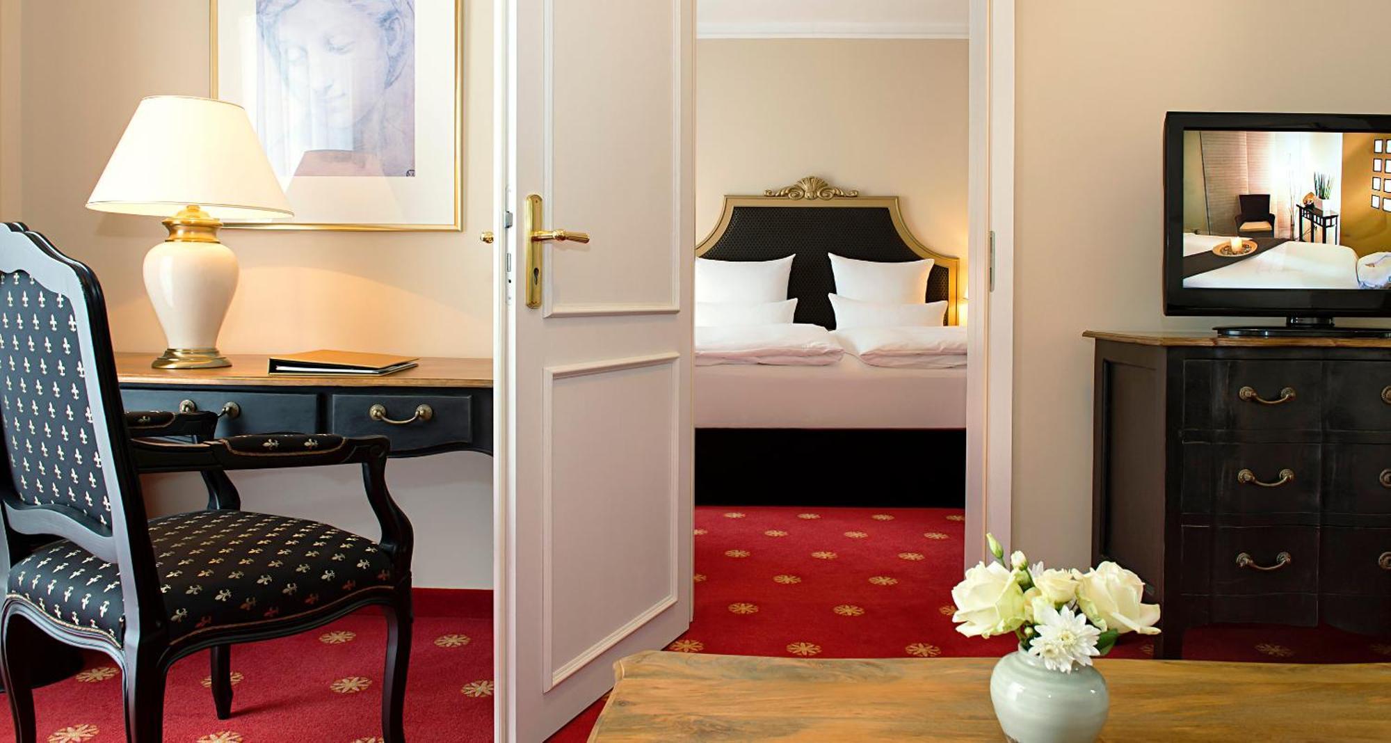 Victor'S Residenz-Hotel Schloss Berg Nennig Bilik gambar A suite at the Hotel de France