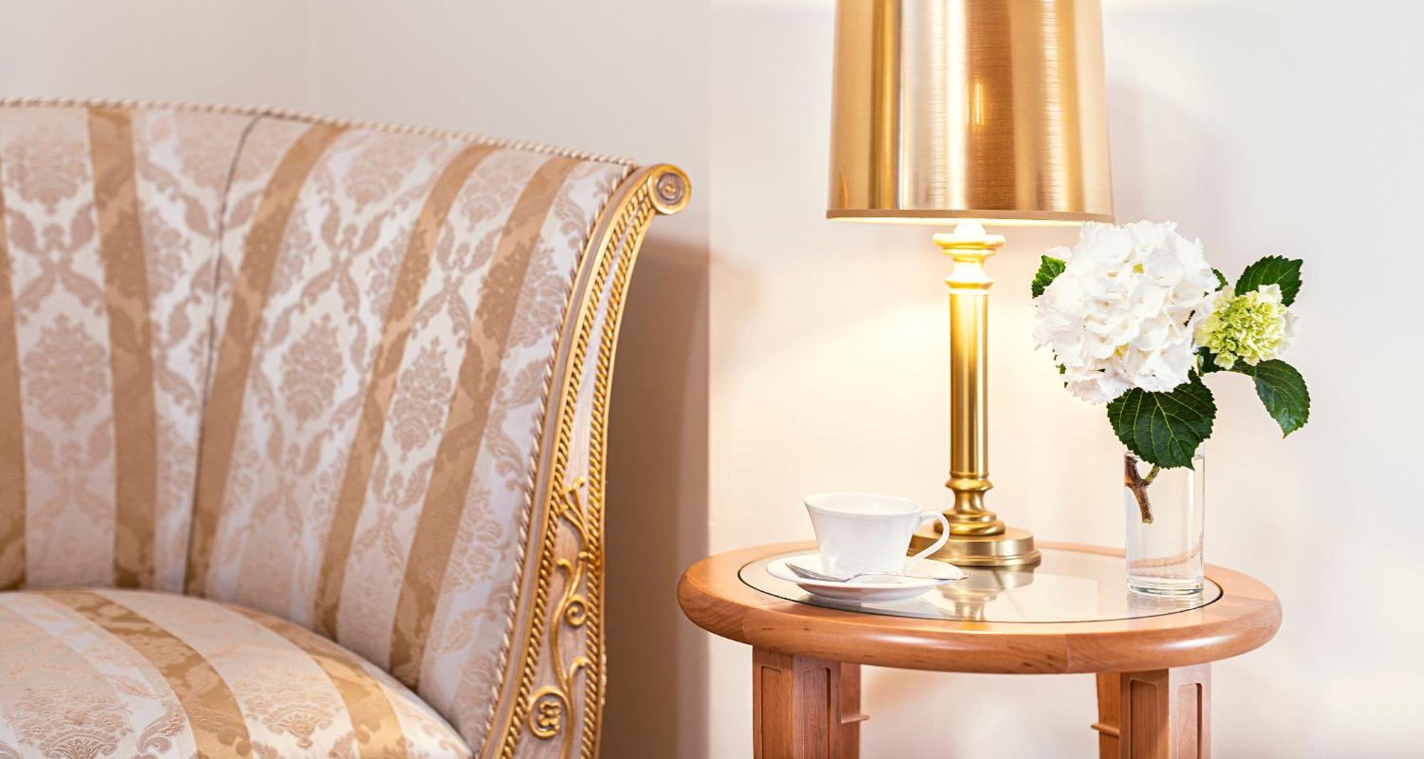 Victor'S Residenz-Hotel Schloss Berg Nennig Bilik gambar A lamp on a bedside table