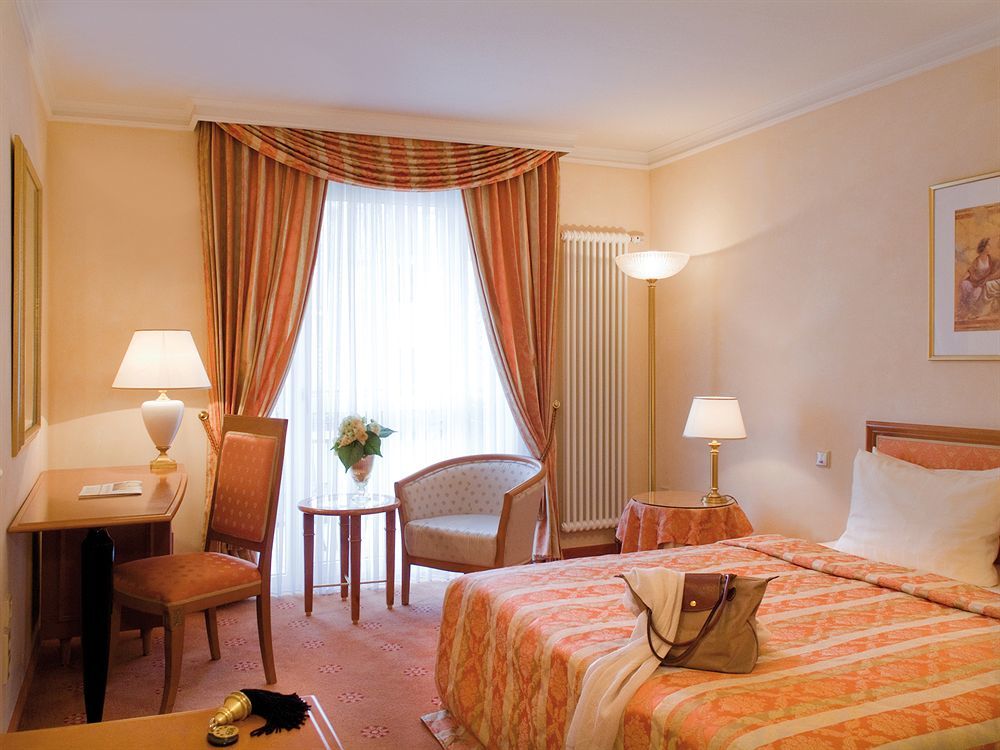 Victor'S Residenz-Hotel Schloss Berg Nennig Luaran gambar A typical hotel room