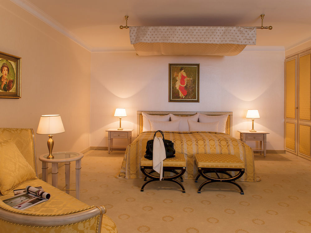 Victor'S Residenz-Hotel Schloss Berg Nennig Luaran gambar A suite at the Taj Mahal Palace