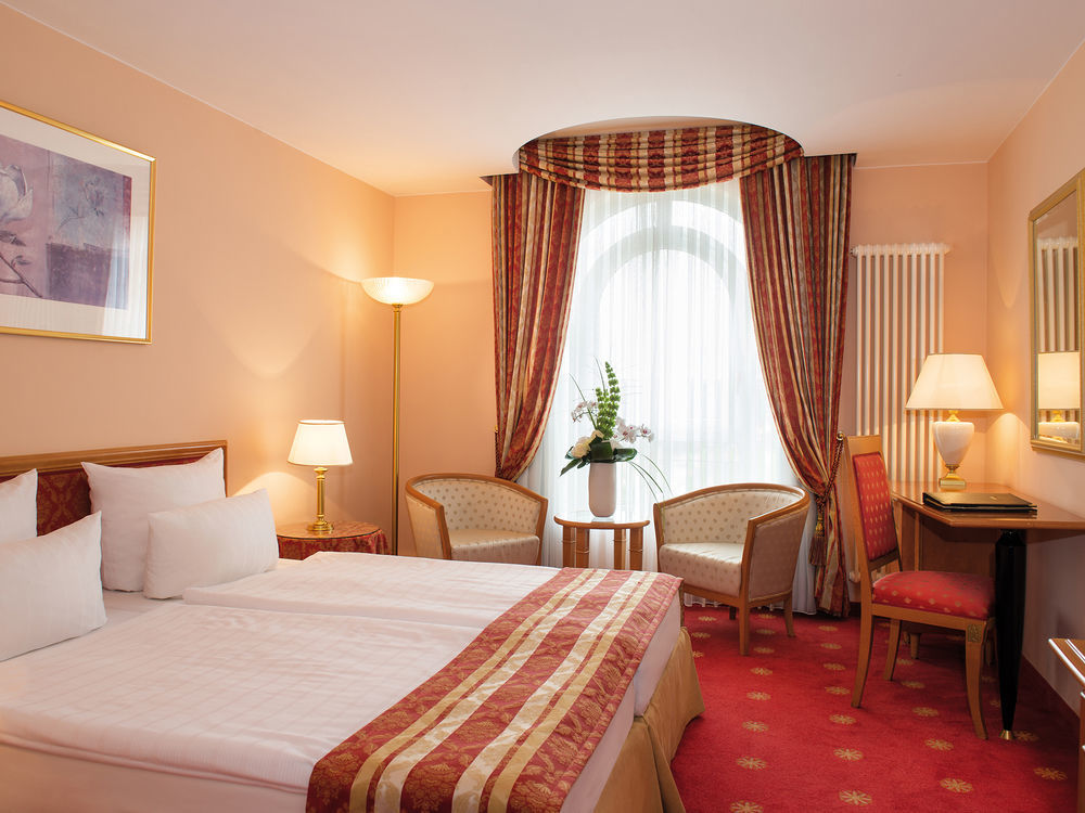 Victor'S Residenz-Hotel Schloss Berg Nennig Luaran gambar A typical hotel room