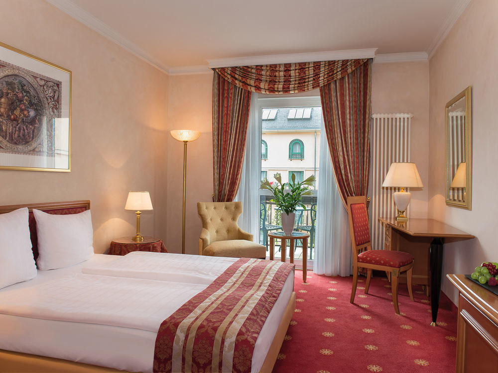 Victor'S Residenz-Hotel Schloss Berg Nennig Luaran gambar A typical hotel room