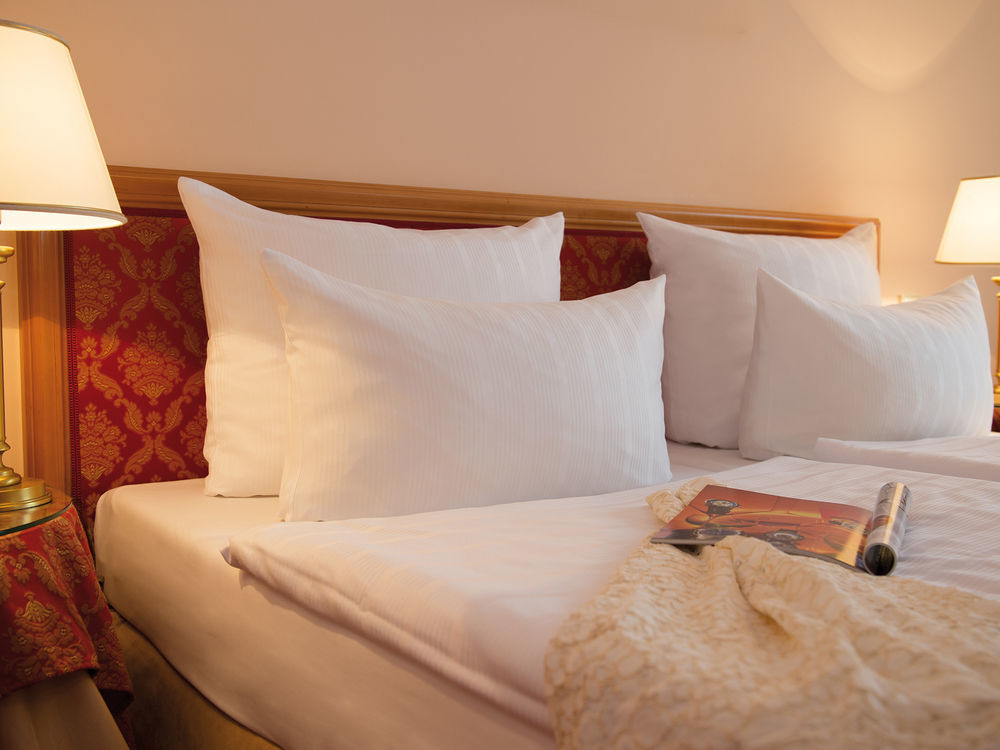 Victor'S Residenz-Hotel Schloss Berg Nennig Luaran gambar Pillows on a bed
